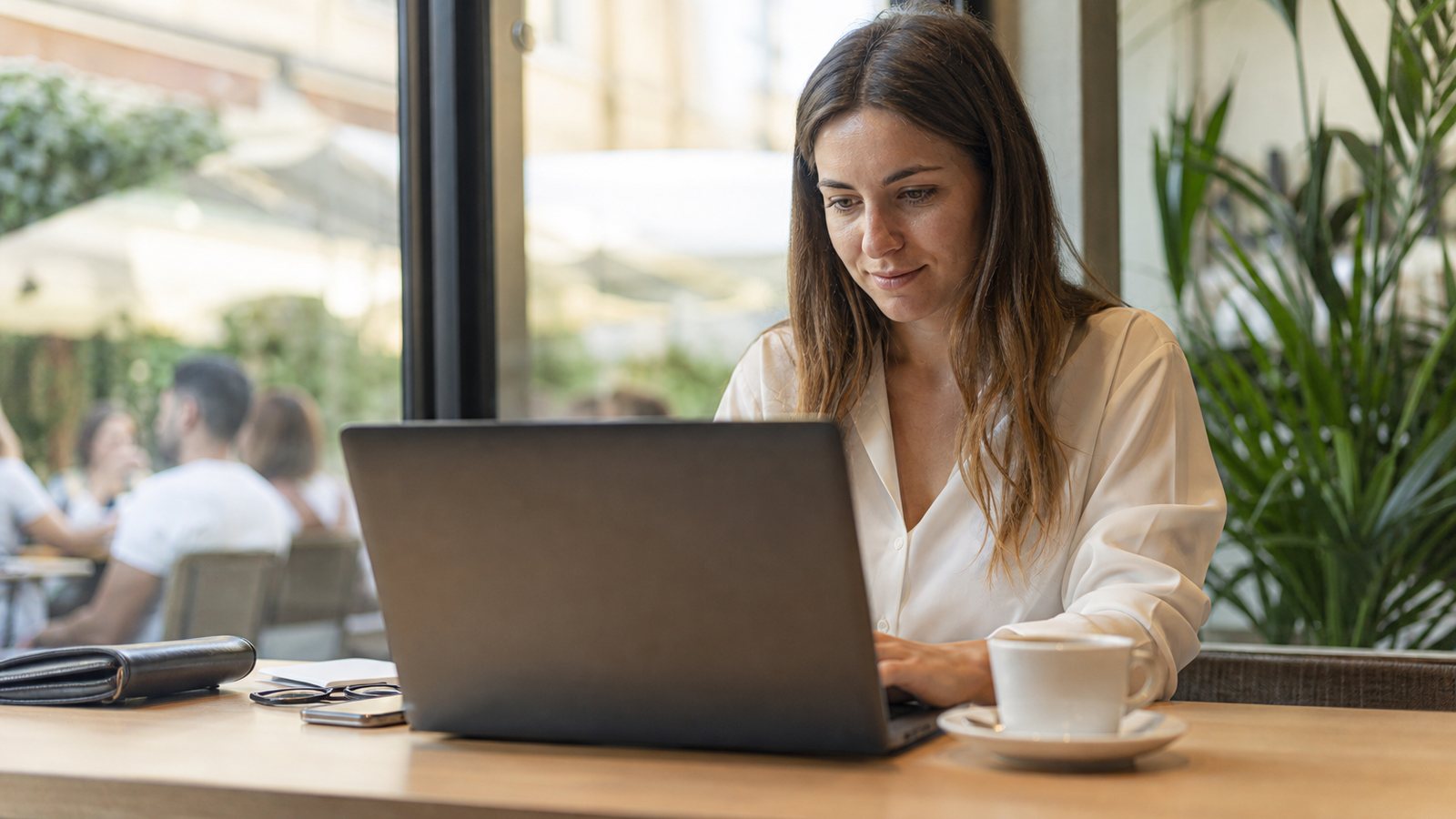 Indépendant développant son activité en travaillant sur un ordinateur portable