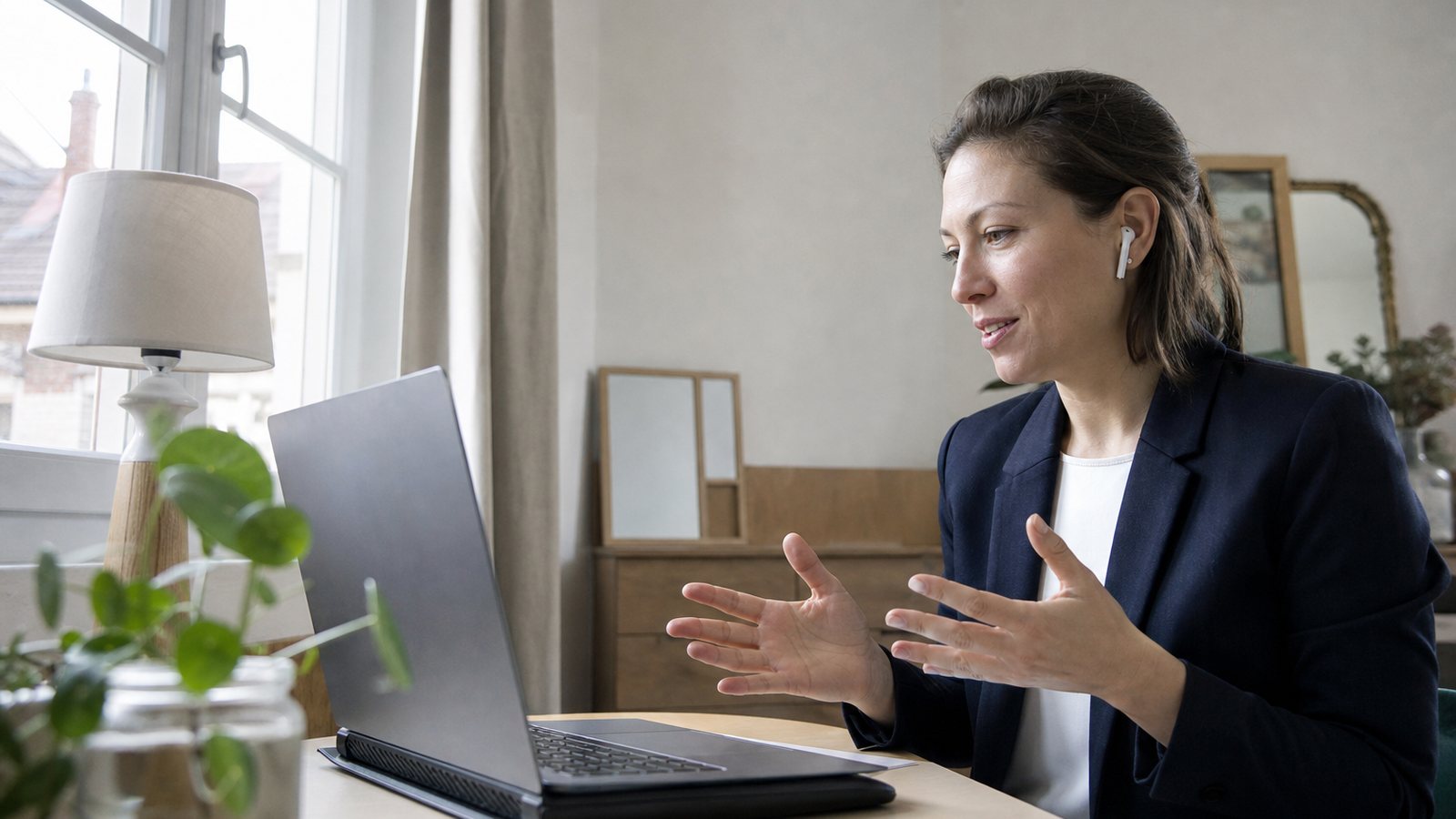 Praticien menant un rendez-vous en visioconférence depuis son bureau